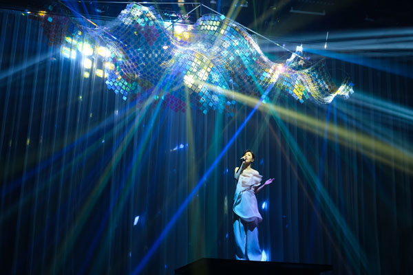 4苏慧伦演唱会霓幻炫彩星河折射出的彩虹光芒.jpg